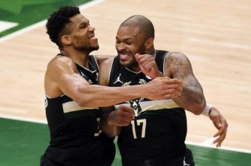 开云体育下载-塔克离开对雄鹿有多伤？五小阵容仍是布帅选择之一