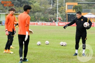 开云体育下载-李雷雷：我不是严厉的教练 好的门将教练脚法都好